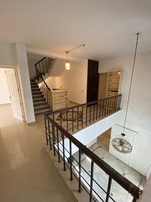 Staircase in 5 BHK Villa at Unitech South City 1, South City 1 – for Rent