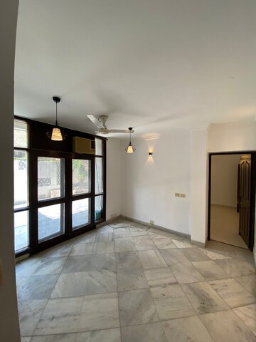 Room in 5 BHK Villa at Unitech South City 1, South City 1 – for Rent
