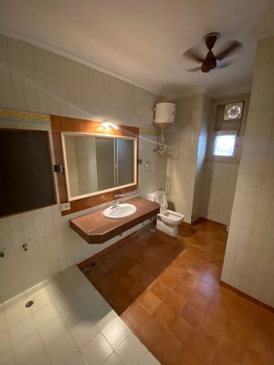 Kitchen in 5 BHK Villa at Unitech South City 1, South City 1 – for Rent