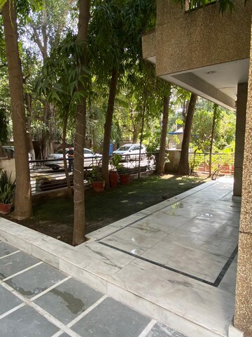 Parking in 5 BHK Villa at Unitech South City 1, South City 1 – for Rent