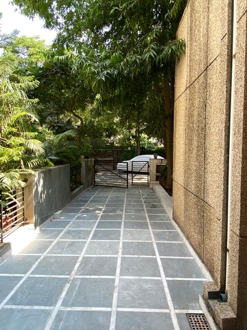 Balcony in 5 BHK Villa at Unitech South City 1, South City 1 – for Rent