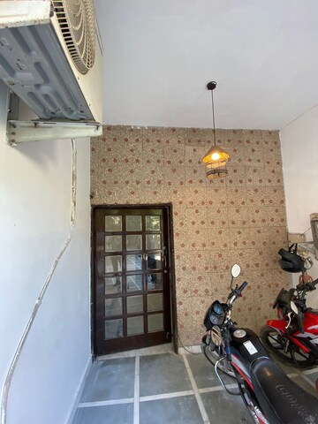 Furnished Amenities in 5 BHK Villa at Unitech South City 1, South City 1 – for Rent