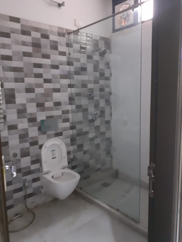 Bathroom, sushant lok ii 3 Bedroom 240 Sq.Yd. Builder Floor In Sushant Lok ii Gurgaon 9238532
