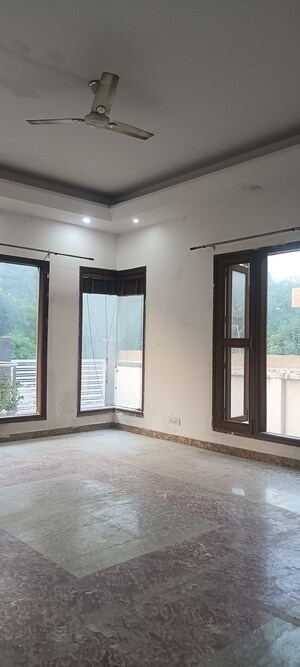 Room in 6+ BHK Villa at Sector 52 – for Rent