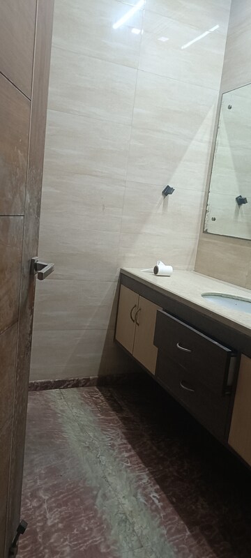 Bathroom in 6+ BHK Villa at Sector 52 – for Rent