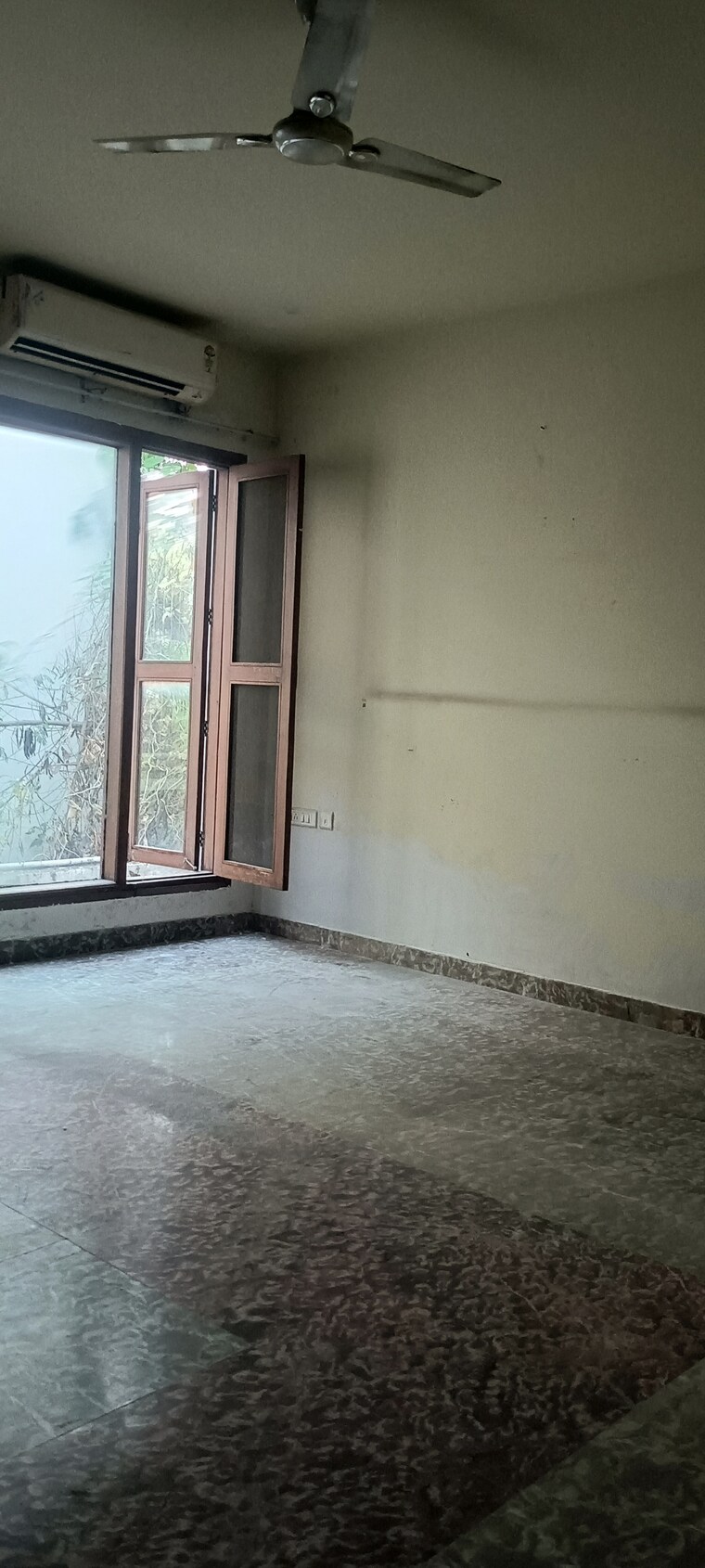 Room, sector 52 6+ Bedroom 450 Sq.Yd. Villa In Sector 52 Noida 9238546