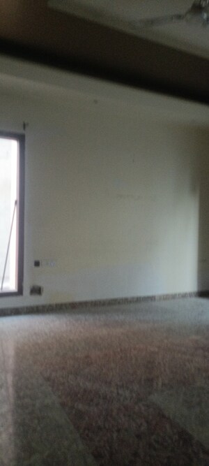 Room in 6+ BHK Villa at Sector 52 – for Rent