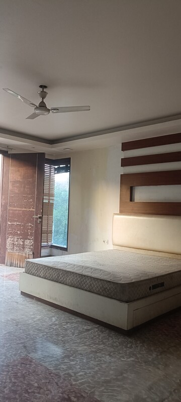 Bedroom in 6+ BHK Villa at Sector 52 – for Rent
