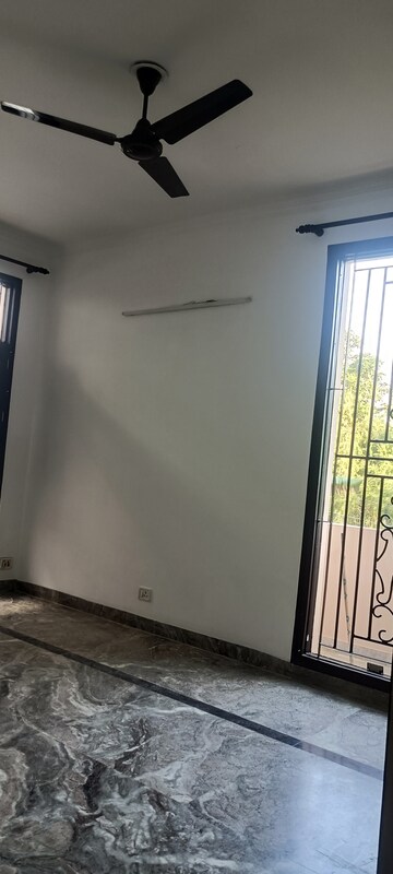 Room in 3 BHK Villa at Sector 40 – for Rent