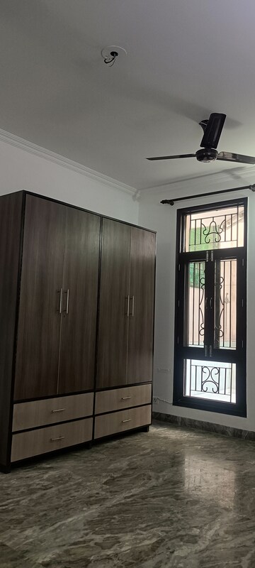Room in 3 BHK Villa at Sector 40 – for Rent