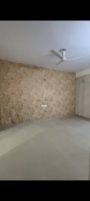 Room in 2.5 BHK Apartment at Omaxe Residency, Gomti Nagar – for Sale