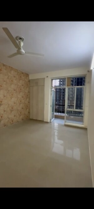 Room in 2.5 BHK Apartment at Omaxe Residency, Gomti Nagar – for Sale