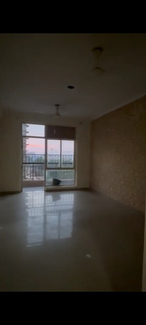 Room in 2.5 BHK Apartment at Omaxe Residency, Gomti Nagar – for Sale