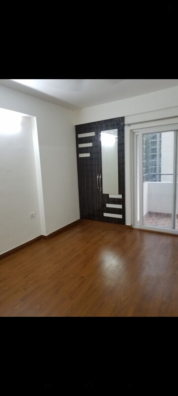 Room in 3 BHK Apartment at Express Zenith, Sector 77 – for Rent