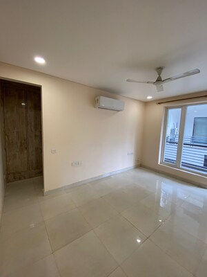 Room in 4 BHK Builder Floor at Ansal Sushant Lok I, Sector 43 – for Rent