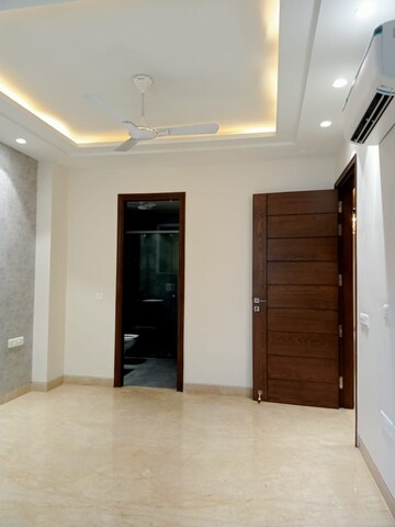 Building Lobby in 3 BHK Builder Floor at Ansal Sushant Lok I, Sector 43 – for Rent