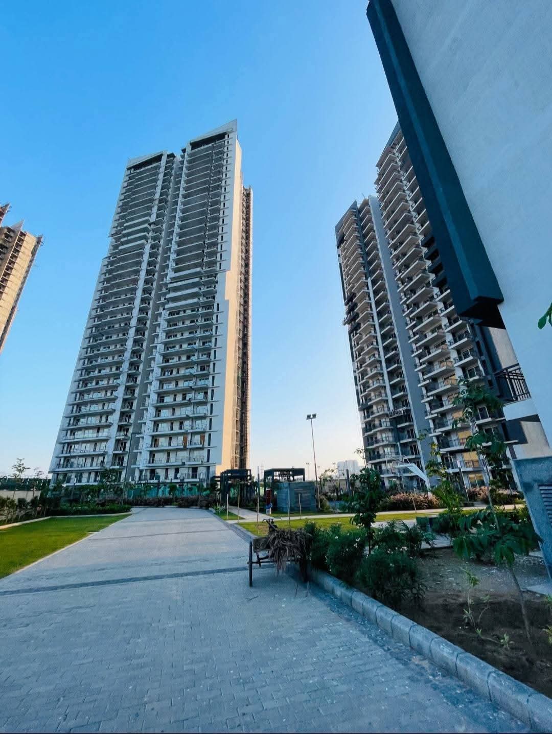 3 BHK + Servant Room,Extra Room Apartment For Rent in Godrej Meridien