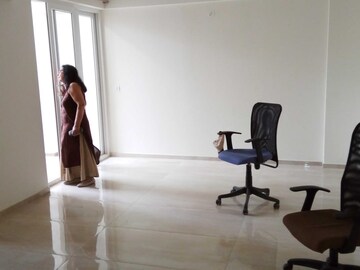Room in 2 BHK Apartment at Mahindra Vivante, Andheri East – for Rent