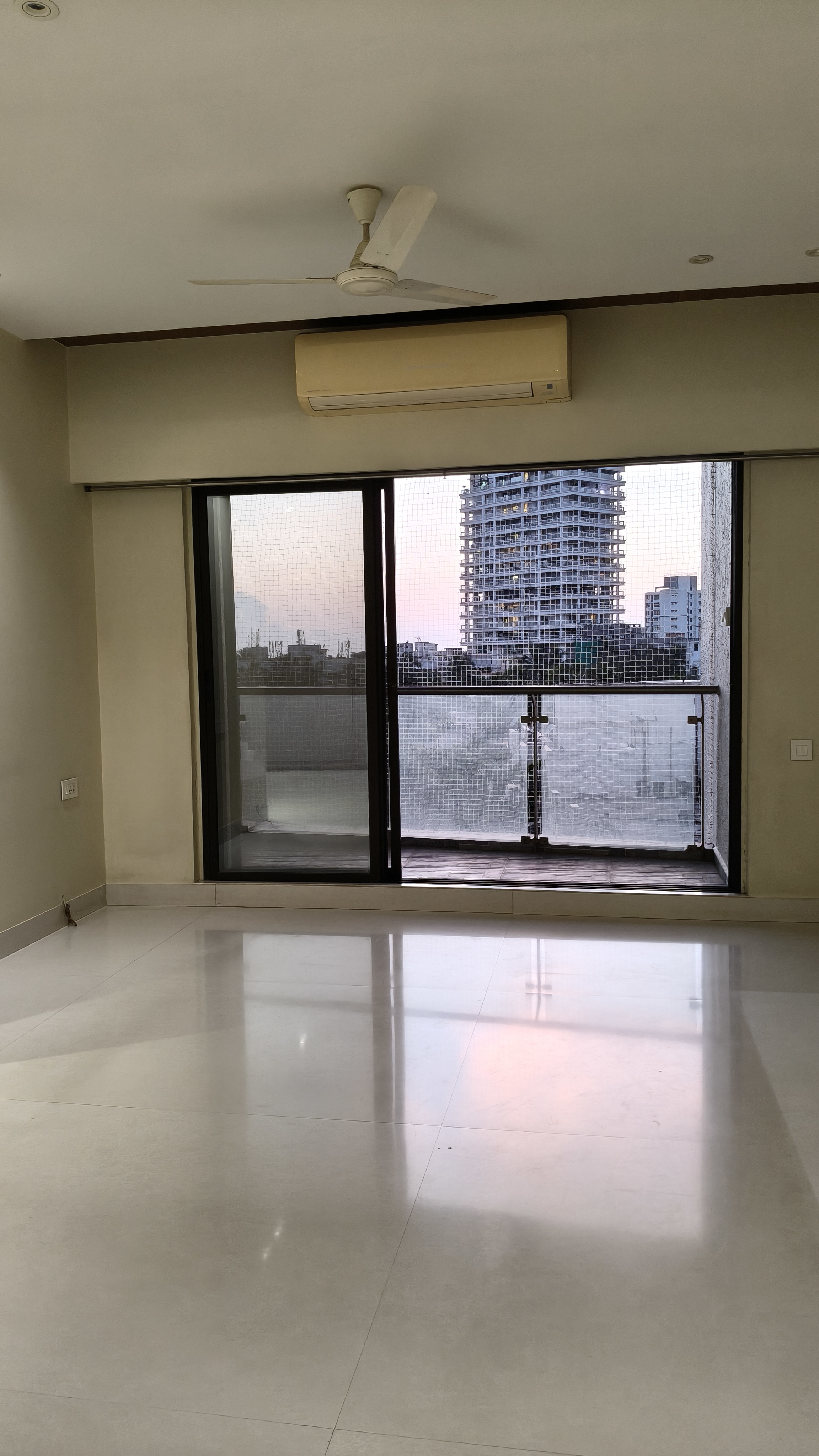 3 BHK 2000 Sq.Ft. Apartment in Rustomjee Elita
