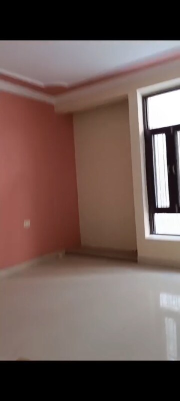 Room in 3 BHK Builder Floor at RWA Apartments Sector 52, Sector 52 – for Rent