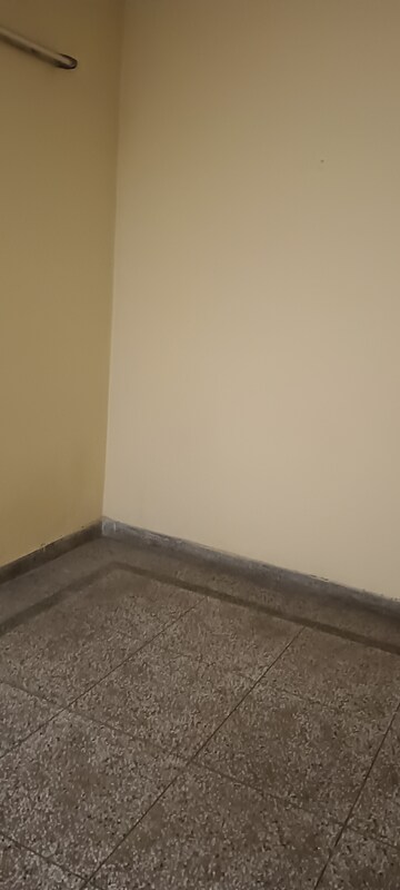 Room in 3 BHK Builder Floor at Sector 29 – for Rent