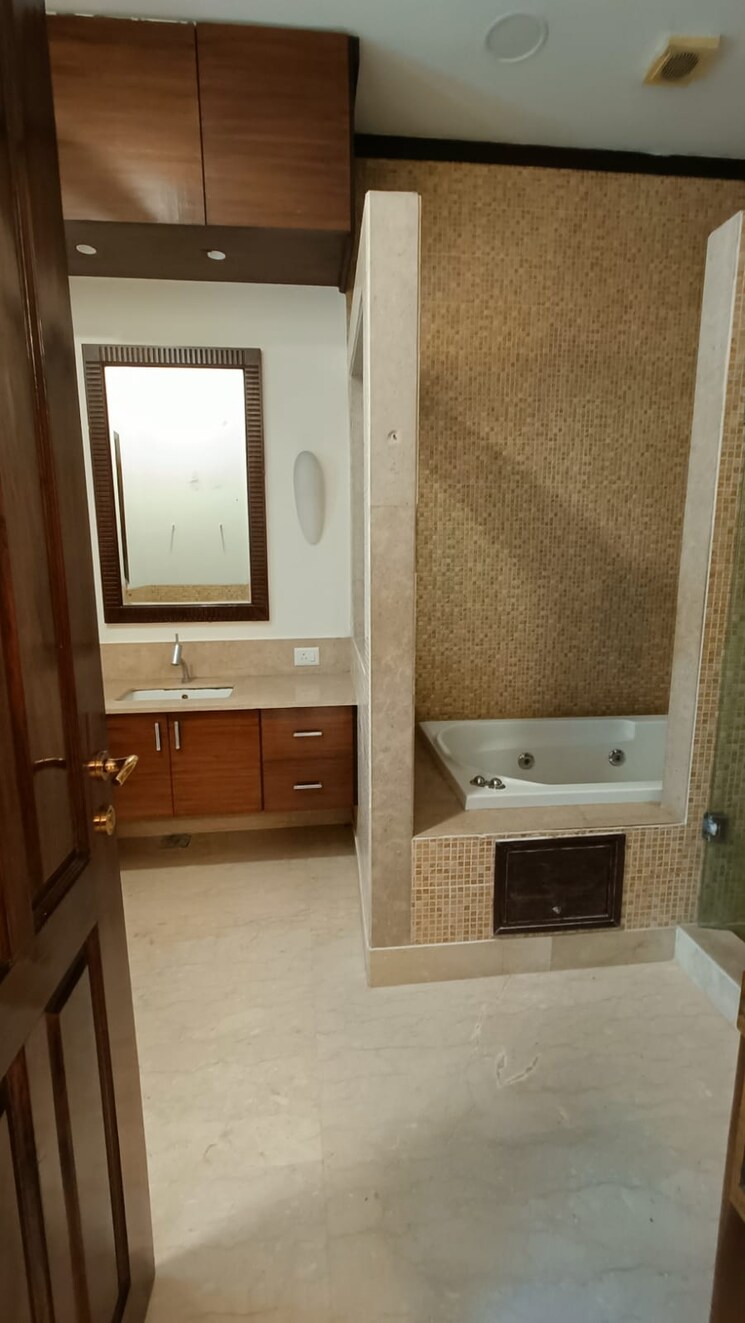 Bathroom, panchsheel park 5 Bedroom 800 Sq.Yd. Independent House In Panchsheel Park Delhi 9239038