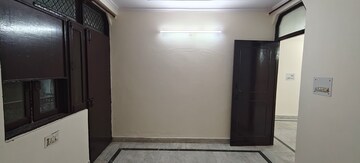 Room in 3 BHK Builder Floor at Mayur Vihar Phase 1 – for Rent