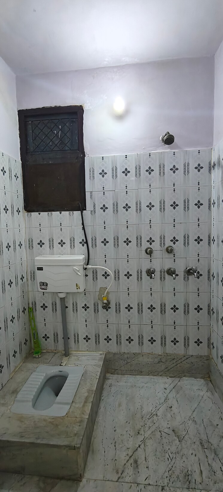 Bathroom, mayur vihar phase 1 3 Bedroom 900 Sq.Ft. Builder Floor In Mayur Vihar Phase 1 Delhi 9239176