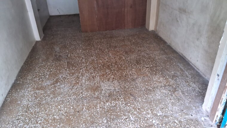 Room, chintamani-chs-byculla Commercial Shop 150 Sq.Ft. In Byculla Mumbai 9239184