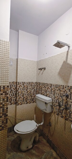 Bathroom in 1 BHK Builder Floor at Mayur Vihar 1 – for Rent