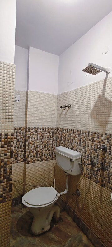 Bathroom in 1 BHK Builder Floor at Mayur Vihar Phase 1 – for Rent