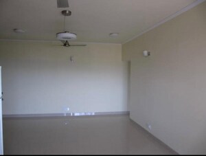 Room in 3.5 BHK Apartment at Unitech Heritage City, Sector 25 – for Rent