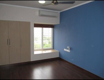 Room in 3.5 BHK Apartment at Unitech Heritage City, Sector 25 – for Rent