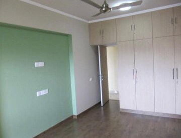 Room in 3.5 BHK Apartment at Unitech Heritage City, Sector 25 – for Rent