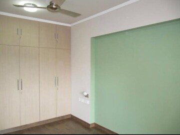Room in 3.5 BHK Apartment at Unitech Heritage City, Sector 25 – for Rent