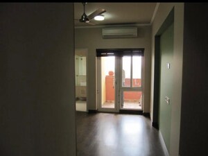 Room in 3.5 BHK Apartment at Unitech Heritage City, Sector 25 – for Rent