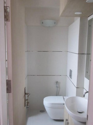 Bathroom in 3.5 BHK Apartment at Unitech Heritage City, Sector 25 – for Rent