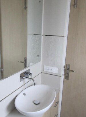 Bathroom in 3.5 BHK Apartment at Unitech Heritage City, Sector 25 – for Rent