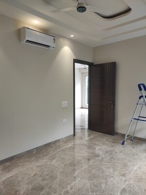 Room in 3 BHK Builder Floor at Safdarjung Enclave – for Rent