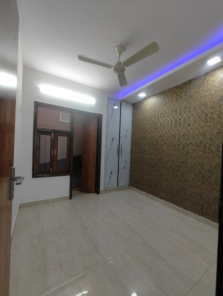 Room, krishna-tower-noida 3 Bedroom 1550 Sq.Ft. Builder Floor In Sector 73 Noida 9239214