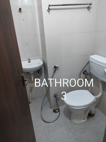 Attached Bathroom in 3 BHK Apartment at Gomti Nagar – for Rent