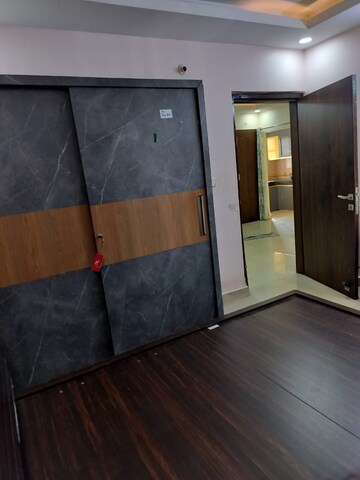 Room in 3 BHK Apartment at Gomti Nagar – for Rent
