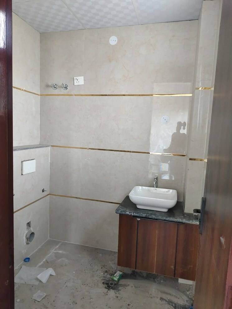 Bathroom, sector 57 3 Bedroom 2100 Sq.Ft. Builder Floor In Sector 57 Gurgaon 9239279
