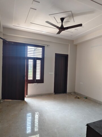 Room in 3 BHK Builder Floor at Sector 57 – for Rent