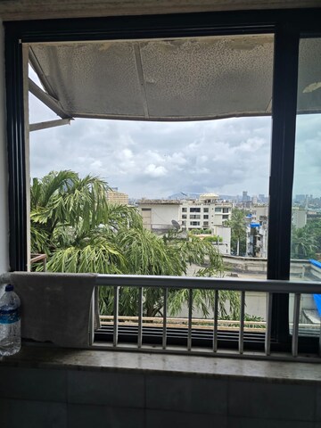 Balcony in 1.5 BHK Apartment at Florida Apartment Bandra, Bandra West – for Rent