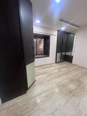 Room in 3 BHK Apartment at Bandra West – for Rent