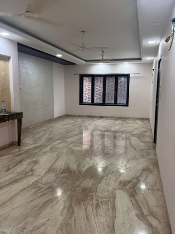 Room in 3 BHK Apartment at Bandra West – for Rent