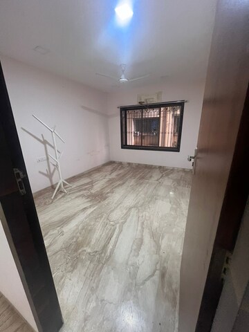 Room in 3 BHK Apartment at Bandra West – for Rent