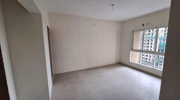 Room in 2 BHK Apartment at Kalpataru Paramount, Kapur Bawdi – for Rent