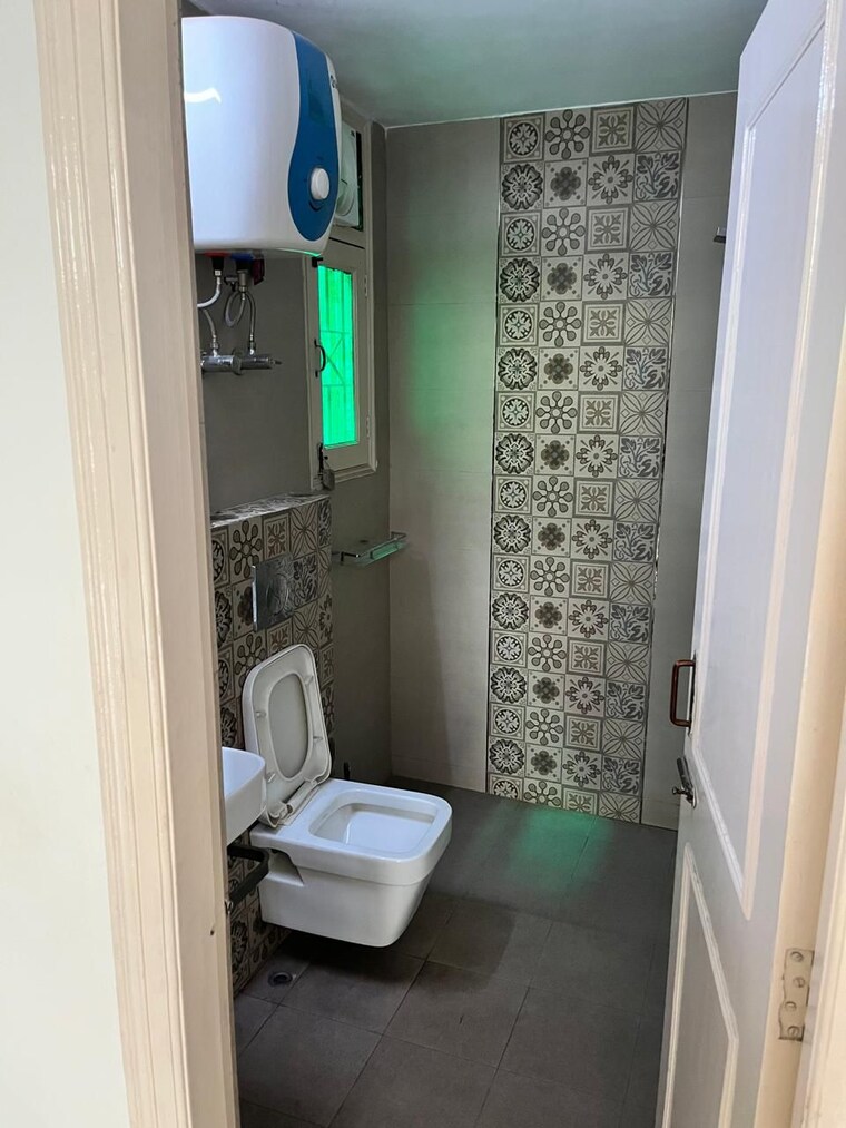 Bathroom, unitech-south-city-ii 3 Bedroom 1850 Sq.Ft. Builder Floor In Sector 50 Gurgaon 9239558